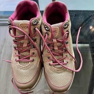 NIB, women’s Vionic Action Cypress hiking boots, taupe, size 8
